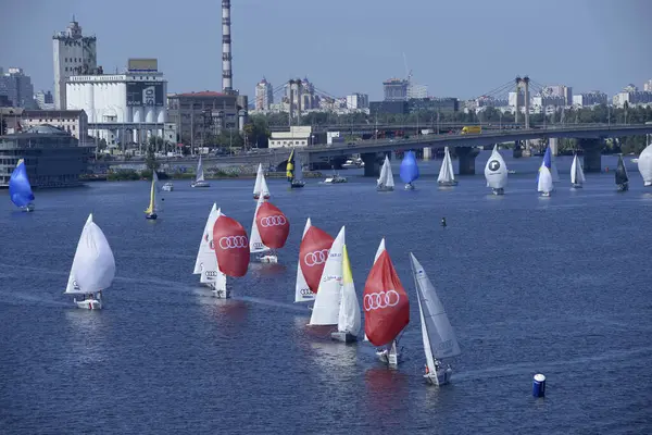 Dinyeper nehri manzarası ve suda yüzen yatlar. 24 Ağustos 2019. Kiev, Ukrayna