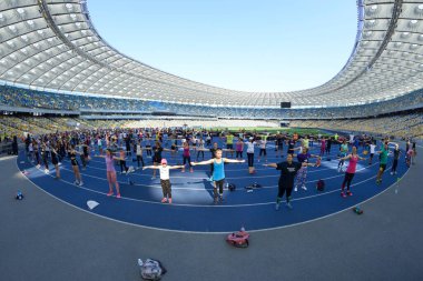 Stadyumda sabah egzersizi yapan bir grup insan. 1 Eylül 2019. Olimpiyat Ulusal Spor Kompleksi, Kiev, Ukrayna