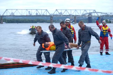 Kurtarma ekibi sedyede mağduru taşıyor ve ilk yardım noktasına ulaşmasına yardım ediyor. 7 Ekim 2021. Kiev, Ukrayna