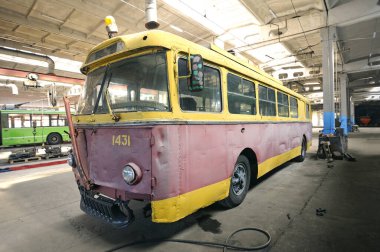 Teknik teftiş ve depo bakımı için hala tramvay deposuna park edilmiş eski ama çalışan bir troleybüs.