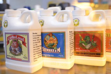 Gelişmiş Besinler tarafından bir tezgahın üzerine satılan gübreli plastik bidonlar. 14 Ekim 2021. Kyiv, Ukrayna