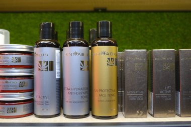 Esrar özlü kozmetik ürünleri. Yüz maskeli teneke kutular, yaşlanma önleyici göz serumu, rejenerasyon kremi, Kenevir, Ukrayna yapımı koruyucu tonikler bir dükkanın tezgahına yerleştirilmiş. 14 Ekim 2021. Kyiv, Ukrayna