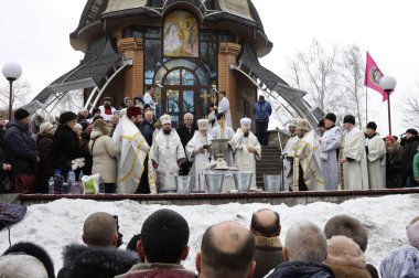 Ukrayna Ortodoks Kilisesi rahiplerinden oluşan bir grup Epifani 'ye Büyük Su Kutsama Töreni düzenliyor. 19 Ocak 2019. Kyiv, Ukrayna