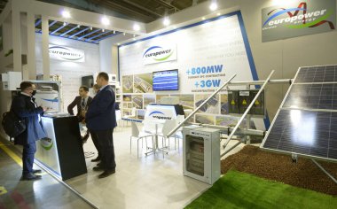Avrupa enerji yöneticileri, güneş enerjisi donanımı üreticisi, sergi sırasında ziyaretçilerle iletişim kuruyor. CISOLAR sergisi. 21 Ekim 2021. Kyiv, Ukrayna