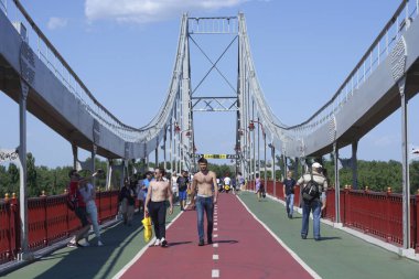 İnsanlar yaya köprüsünde yürüyor. 15 Haziran 2020. Kyiv, Ukrayna