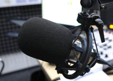 Radyo maratonu sırasında radyo stüdyosundaki stüdyo mikrofonunun yakın çekimi.