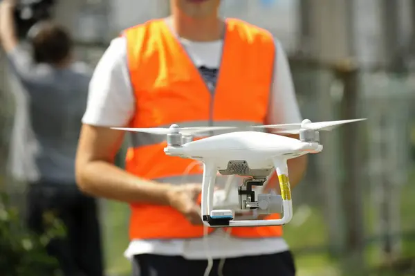 Pro Quadcopter Kamerayla Uçuyor Operatör Arka Planda Kontrol Ediyor Telifsiz Stok Fotoğraflar