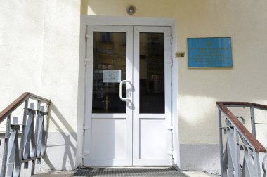 Sosyal Hizmetler Merkezi binasının ana girişi, merkezin kapısı ve imzası. Pechersky bölgesinin sosyal hizmetler merkezi açılıyor. 6 Nisan 2018. Kiev, Ukrayna