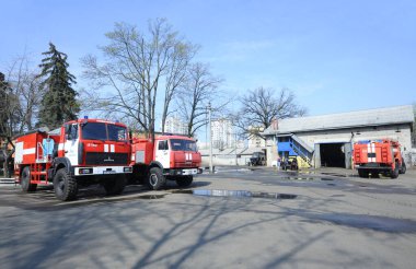 İtfaiye istasyonu: Bahçeye park etmiş itfaiye araçları, atölye ve hangar. 5 Nisan 2019. Sviatoshyn Bölgesi Ormanı, Kyivska oblast, Ukrayna