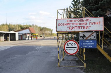 Dytiatky Geçiş Noktası, Chornobyl Yasaklama Bölgesi 'nden ayrılma noktası, bariyerin önündeki kontrolü durdurun. Dytiatky, Ukrayna.