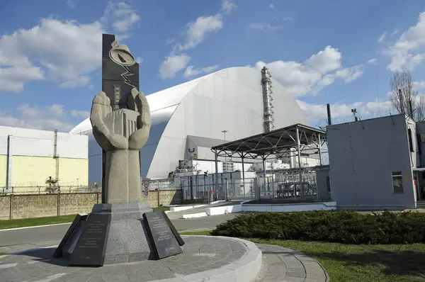 Monumento Los Chornobyl Liquidators Nuevo Confinamiento Seguro Central Nuclear Segundo Imagen de stock