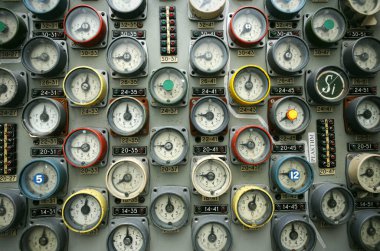 Reaktörün soğutma sisteminin manometreleri kontrol odasındaki ana kontrol panelinde çalışıyor. Kornobil Nükleer Santrali.