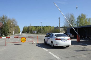 Kornobil Yasaklama Bölgesi 'nin başladığı yerde Dytiatky Geçiş Noktası' nı işaretle. 20 Nisan 2018. Dytiatky, Ukrayna