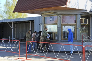 Bir grup turist Dytiatky sınır kapısındaki Chornobyl Yasaklama Bölgesi 'ni ziyaret etmek için izin alıyor. 20 Nisan 2018. Dytiatky, Ukrayna