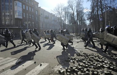 İnstitutskaya Caddesi 'nde protestoculara saldıran polisler (Berkut birimi). Haysiyet Devrimi, ilk sokak çatışması. 18 Şubat 2014. Kiev, Ukrayna