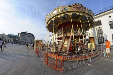 Çocuklar için atlıkarınca çalışıyor, insanlar Poshtova meydanında yürüyor. 5 Haziran 2018. Kyiv, Ukrayna