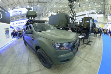 Bukovel AD R4 'ün tanıttığı insansız hava araçlarına karşı Ukrayna elektronik savaş istasyonu. Silah ve Güvenlik Sergisi. 15 Haziran 2021. Kyiv, Ukrayna