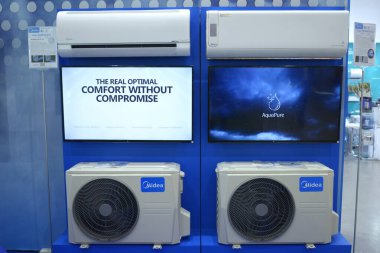 Modern Heat, Midea 'yı sergi sırasında duvarlara pompalıyor. İklim Festivali 2021. 24 Şubat 2021. Kyiv, Ukrayna