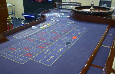 Chips maçtan önce rulet masasına koydu. Kumarhane, kumarhane.