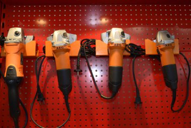 Modern elektrik açı öğütücü, AEG tarafından sunuluyor. Endüstri fuarı. 17 Kasım 2021. Kyiv Ukrayna