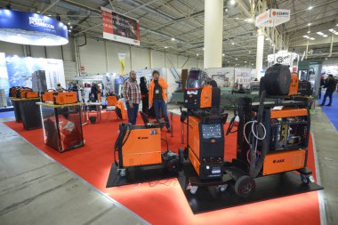 Jasic 'in sergi salonunda sunduğu modern yarı otomatik kaynak makineleri, çeviriciler, plazma kesiciler. Endüstri fuarı. 17 Kasım 2021. Kyiv, Ukrayna