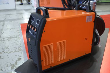 Jasic 'in sunduğu modern kaynak makinesi. Endüstri fuarı. 17 Kasım 2021. Kyiv, Ukrayna