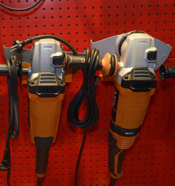 AEG 'nin bir dükkanın tezgahına yerleştirdiği elektrikli el aletleri, kutular. Endüstri fuarı. 17 Kasım 2021. Kyiv, Ukrayna