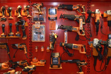 AEG 'nin bir dükkanın tezgahına yerleştirdiği elektrikli el aletleri, kutular. Endüstri fuarı. 17 Kasım 2021. Kyiv, Ukrayna