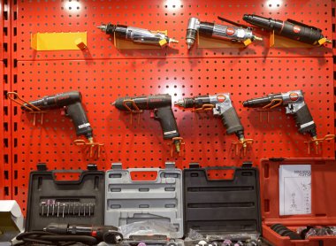 Suntech 'in bir dükkanın tezgahına yerleştirdiği elektrikli aletler, kutular. Endüstri fuarı. 17 Kasım 2021. Kyiv, Ukrayna