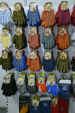 Bir mağazanın tezgahında renkli iş eldivenleri satılıyor. Endüstri fuarı. 17 Kasım 2021. Kyiv, Ukrayna