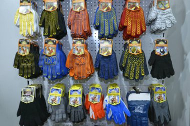 Bir mağazanın tezgahında renkli iş eldivenleri satılıyor. Endüstri fuarı. 17 Kasım 2021. Kyiv, Ukrayna