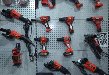 Elektrikli matkaplar, kablosuz tornavidalar, anahtarlar, el değirmenleri ve bir dükkanın tezgahına yerleştirilmiş diğer elektrikli aletler. Endüstri fuarı. 17 Kasım 2021. Kyiv, Ukrayna