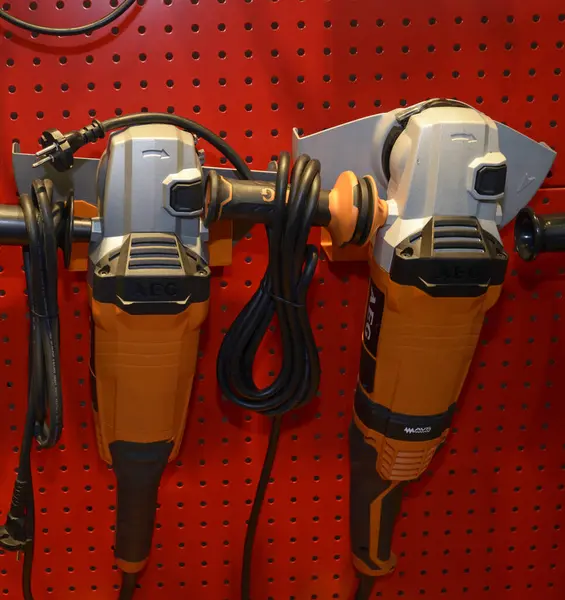 AEG 'nin bir dükkanın tezgahına yerleştirdiği elektrikli el aletleri, kutular. Endüstri fuarı. 17 Kasım 2021. Kyiv, Ukrayna