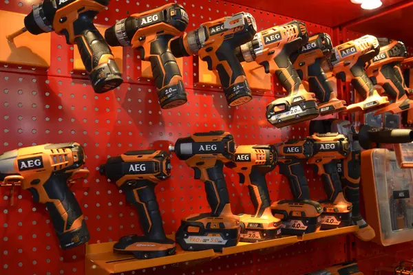 AEG 'nin bir dükkanın tezgahına yerleştirdiği elektrikli el aletleri, kutular. Endüstri fuarı. 17 Kasım 2021. Kyiv, Ukrayna