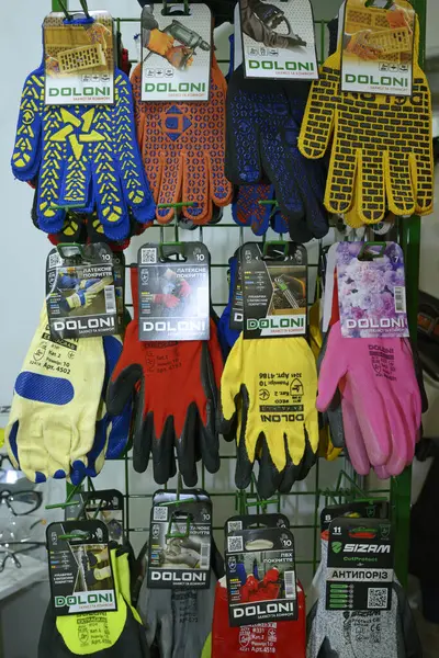 Bir mağazanın tezgahında renkli iş eldivenleri satılıyor. Endüstri fuarı. 17 Kasım 2021. Kyiv, Ukrayna