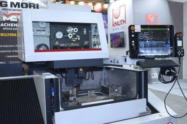 Elektrikli deşarj makinesi, Mitsubishi. Endüstri fuarı. 17 Kasım 2021. Kyiv Ukrayna