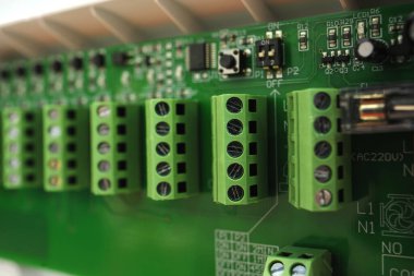 Isıtma sistemlerinde sıcaklık kontrolü, sıcak su ve pompalama gruplarının kontrolü için yeni modern denetleyici. Yakın çekim..