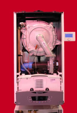 Modern gaz yoğunlaştırıcı Ariston söküldü. Birim gaz yoğunlaştırıcısı. Sergi Şenliği Ukrayna 'yı kurun. 1 Haziran 2021. Kyiv Ukrayna