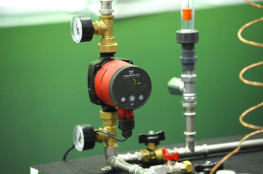 Isıtma sistemi için tiraj pompası, çalışıyor. Manometreler, borular. Sergi Şenliği Ukrayna 'yı kurun. 1 Haziran 2021. Kyiv Ukrayna