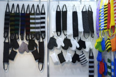 Buhar banyosu yapmak için el yapımı eldivenler ve lifler tezgahta asılı..