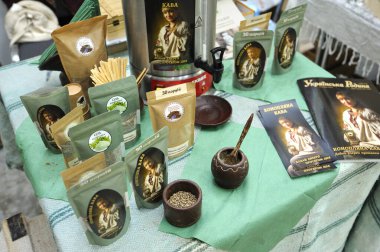 Tezgaha konmuş kenevirden yapılmış kahveyle paketleme. 16 Mart 2021. Berezovka, Ukrayna