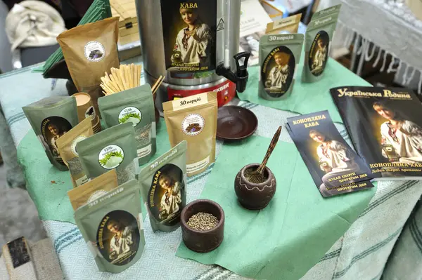 Tezgaha konmuş kenevirden yapılmış kahveyle paketleme. 16 Mart 2021. Berezovka, Ukrayna