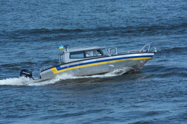 Polis teknesi suda yüzüyor. 24 Ağustos 2021. Bağımsızlık Günü için askeri geçit töreni. Kyiv, Ukrayna