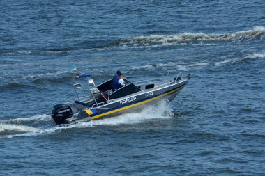 Polis teknesi suda yüzüyor. 24 Ağustos 2021. Bağımsızlık Günü için askeri geçit töreni. Kyiv, Ukrayna