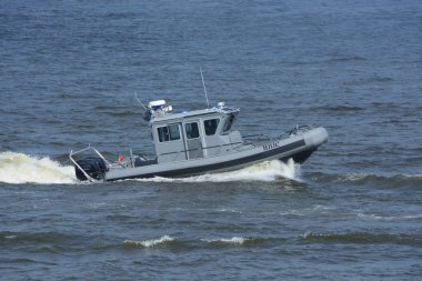 Suda yüzen bir sahil güvenlik botu. 24 Ağustos 2021. Bağımsızlık Günü için askeri geçit töreni. Kyiv, Ukrayna