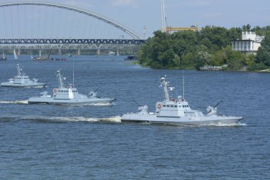 Zırhlı tekneler nehirde yüzüyor. 24 Ağustos 2021. Bağımsızlık Günü için askeri geçit töreni. Kyiv, Ukrayna