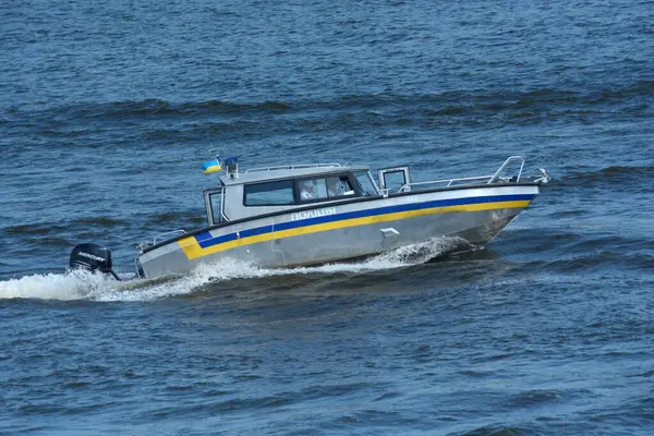 Polis teknesi suda yüzüyor. 24 Ağustos 2021. Bağımsızlık Günü için askeri geçit töreni. Kyiv, Ukrayna