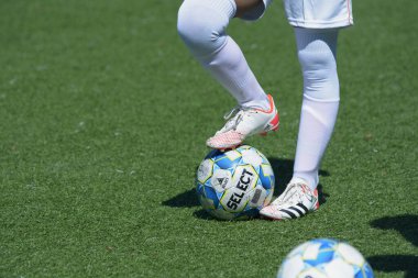 Kadın futbolcular, Select 'in yaptığı bir futbol sahasında maça hazırlanıyor. 6 Haziran 2021. Kyiv, Ukrayna