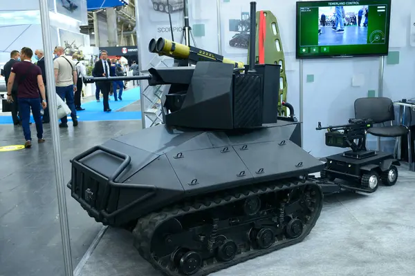 Askeri savaş robotu kürsüye çıktı. Silah ve Güvenlik Sergisi. 15 Haziran 2021. Kyiv Ukrayna