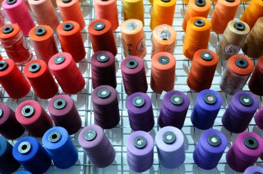 Barva 'nın yaptığı bir mağazanın rafına örülmüş renkli iplik makaraları. 2 Şubat 2022. Kyiv, Ukrayna